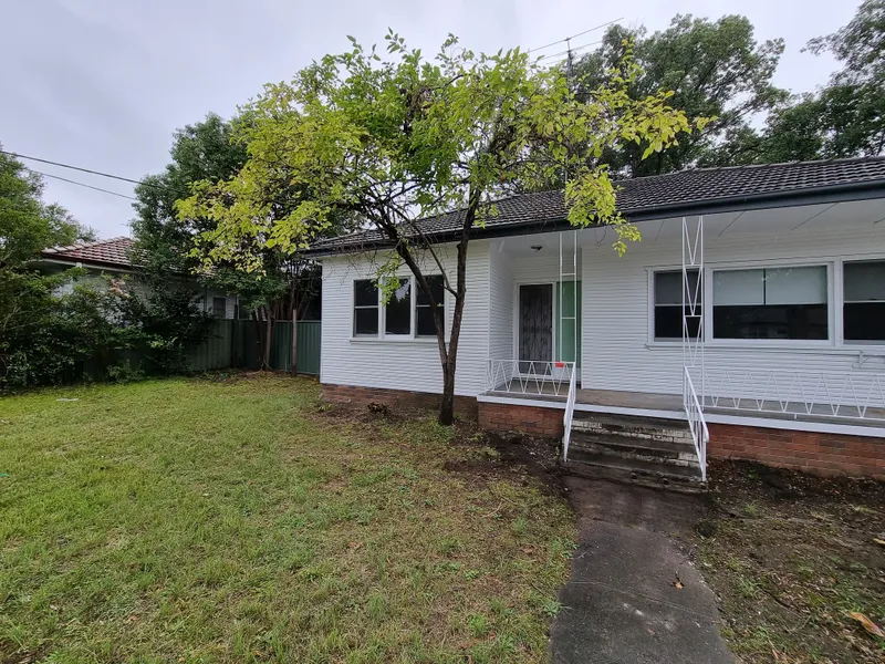 TWO BEDROOM HOME WALKNG DISTANCE TO WESTFIELDS