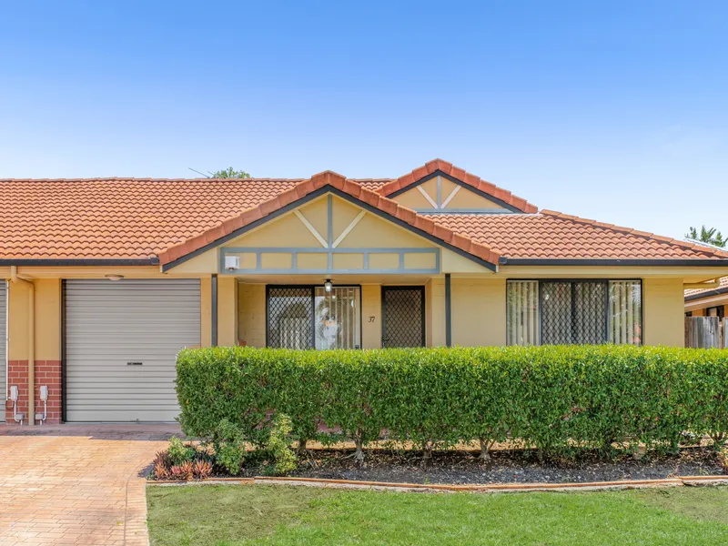 CONVENIENT VILLA LIFESTYLE!  MODERN AND VACANT, READY TO MOVE IN!!