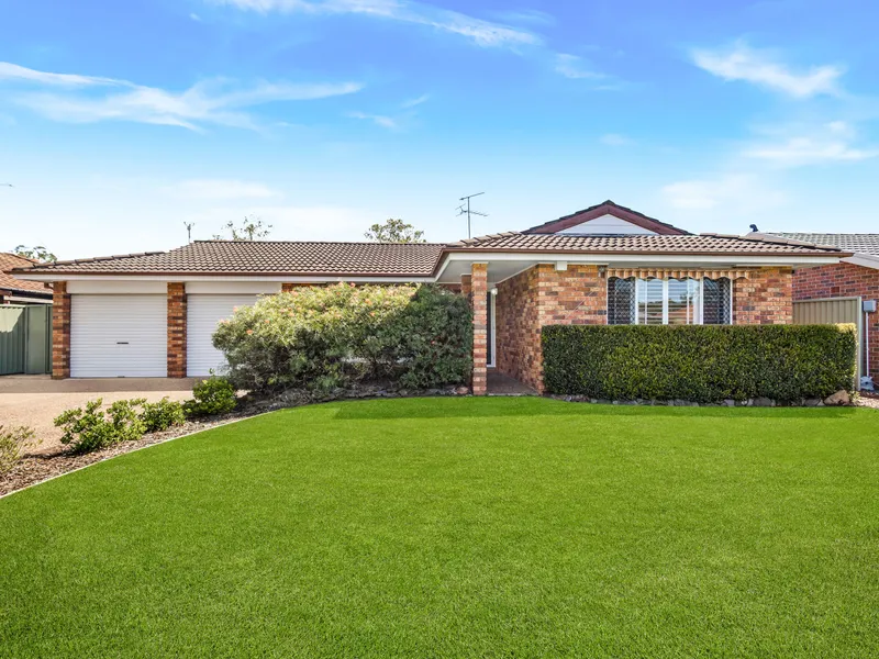 Elegance Redefined: 5-Bedroom Haven with Pool Perfection! Dive into Your Dream Home!