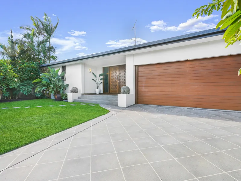 Resort-Style Family Oasis in Quiet Mermaid Waters Cul-De-Sac