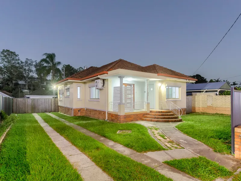 SPACIOUS HOUSE WITH GRANNY FLAT IN STAFFORD