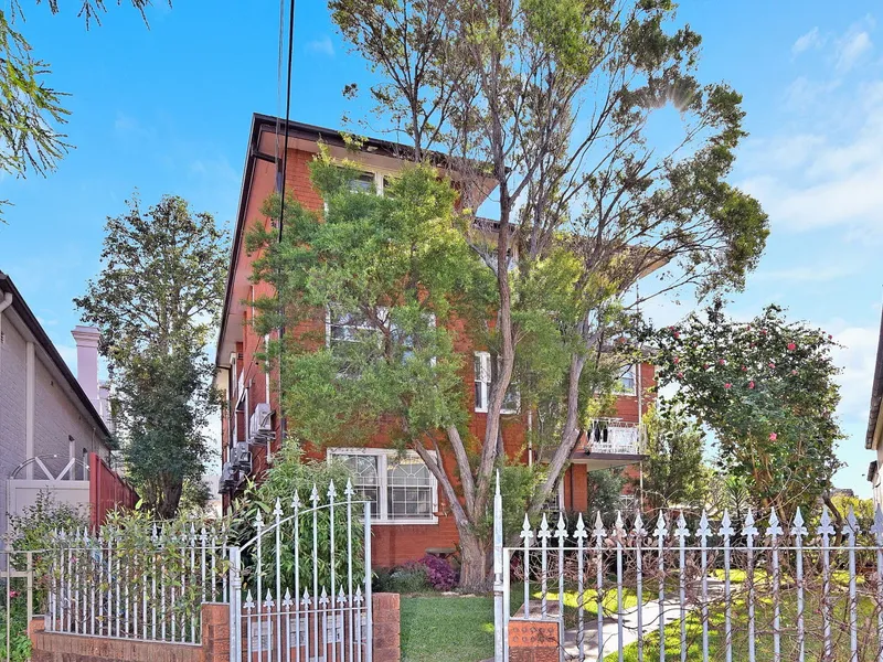 Originally Styled, Great Value Apartment In A Prime Petersham Location. 