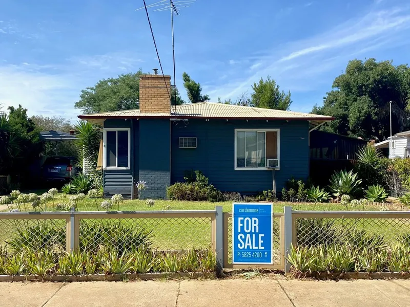 THIS NEAT WEATHERBOARD WOULD MAKE A GREAT FIRST HOME!