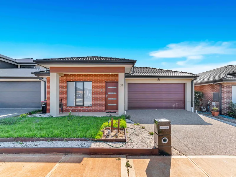 Masterpiece with 3 lounge rooms in Aintree