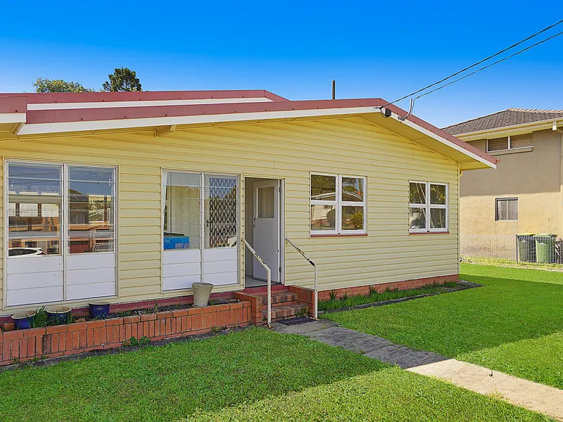 REDCLIFFE PRIME POSITION. 911m2 BLOCK. SIDE ACCESS. 21.8m FRONTAGE. RENOVATE, EXTENSION, NEW BUILD.