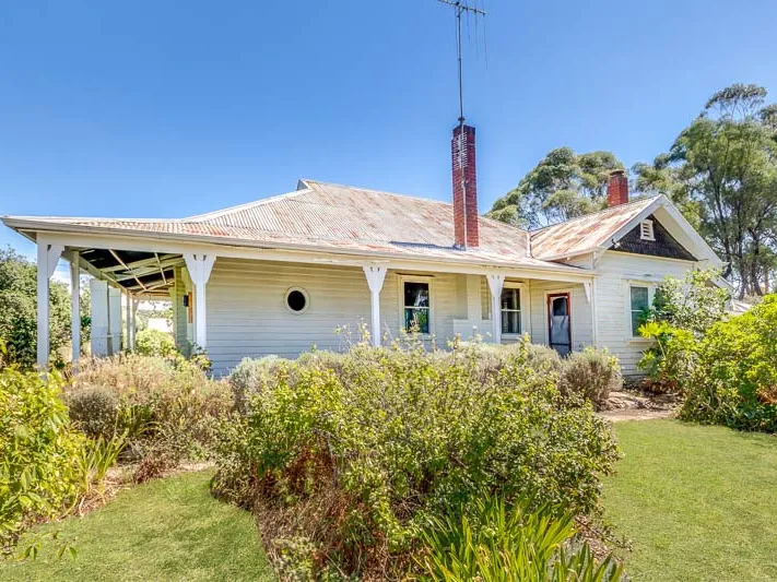 Peaceful Home with Character - Close to Town!