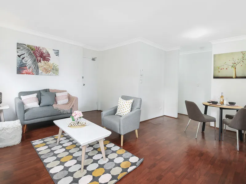 Sun filled apartment in Girraween public school catchment