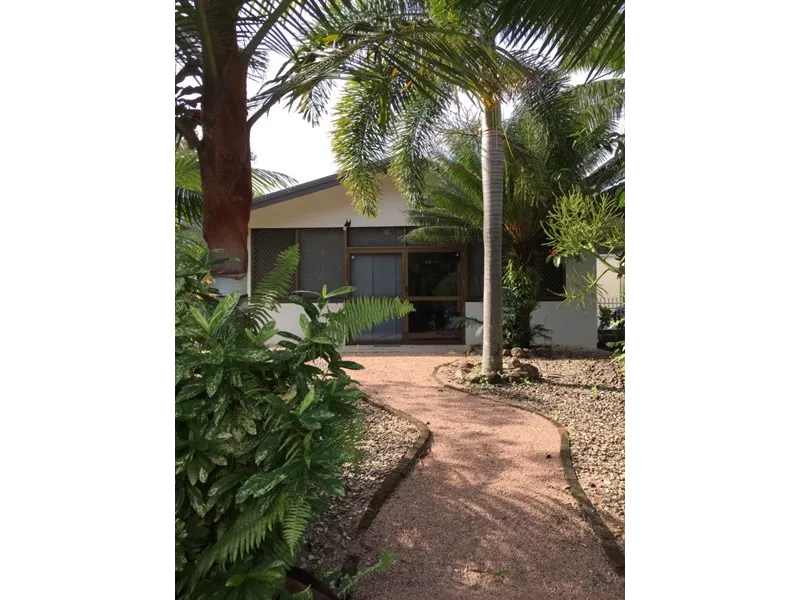 Tropical Paradise Perfect for Entertaining!!