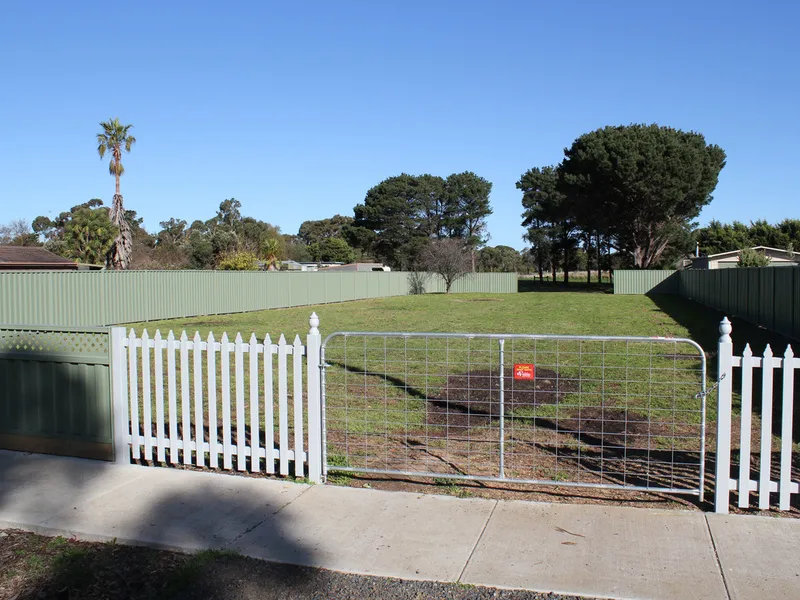 It’s Flat! It’s Fenced! It’s Cheap! (2052m2)