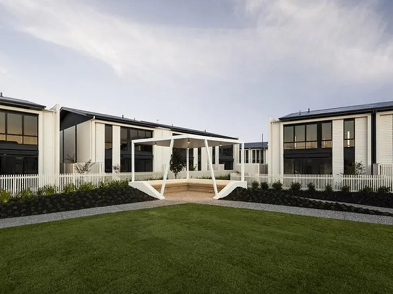 QUALITY NEAR NEW 3 BEDROOM 2 BATHROOM TOWNHOUSE