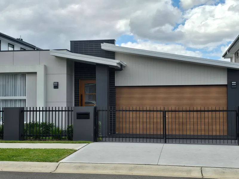 Stunning near new Ex-Display home with quality inclusions and award winning builder.