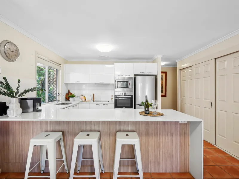 Charming Lowset End Unit in Peaceful Cul-De-Sac
