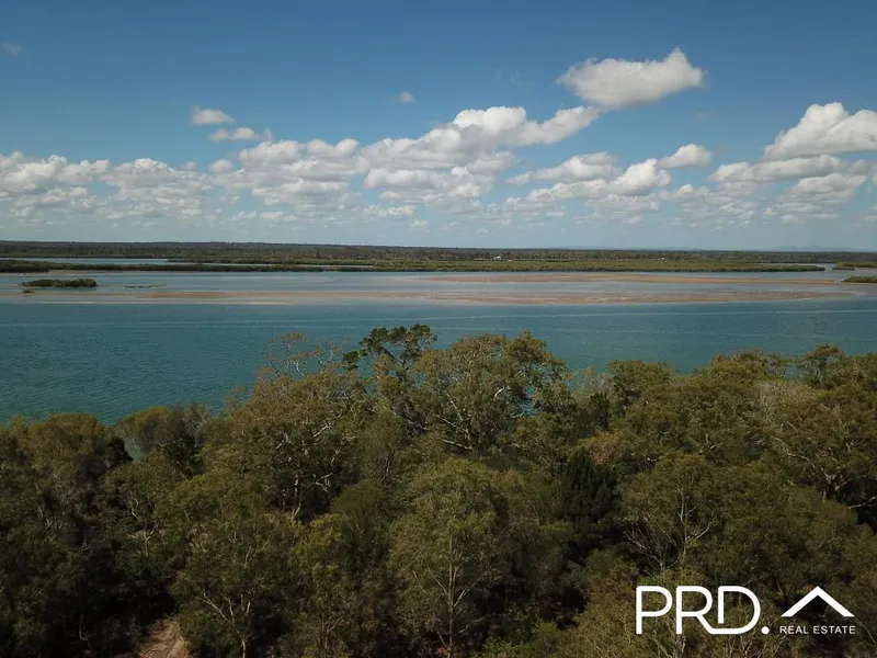 Lifestyle Acreage with Beach Front Access