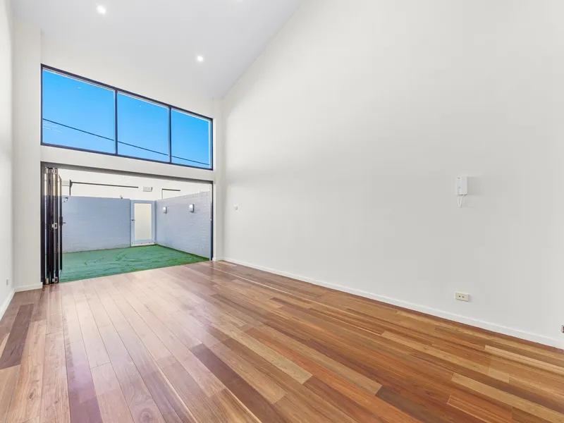 ABSOLUTE PLEASURE TO ENTERTAIN - SPACIOUS 3-LEVEL TOWNHOUSE CONVENIENT LOCATION