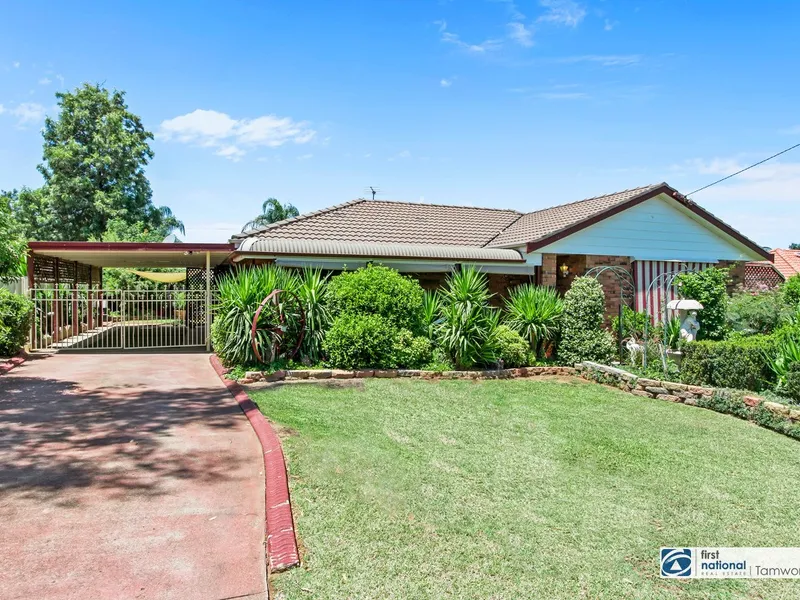 WEST TAMWORTH – Beautifully Landscaped & Private