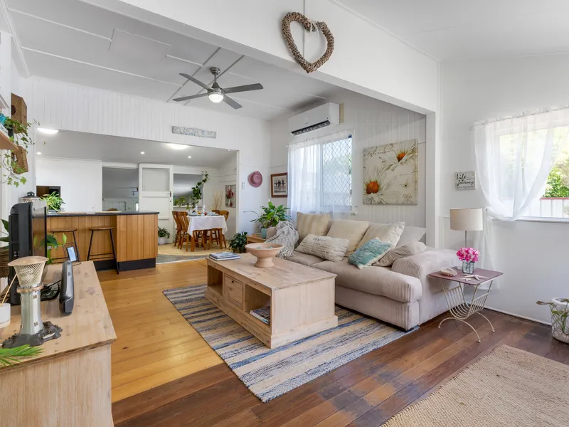 Cottage on Half an Acre Minutes to the Beach