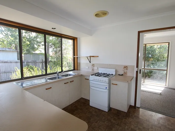 Ashmore home in quiet street with prime M1 access