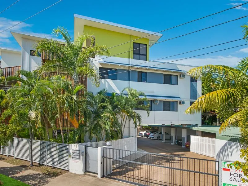 Indulge yourself with dinner and drinks on Palmer Street. 6 MONTH LEASE ONLY 