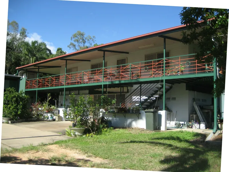 Spacious 3 bedroom rural residence with creek...