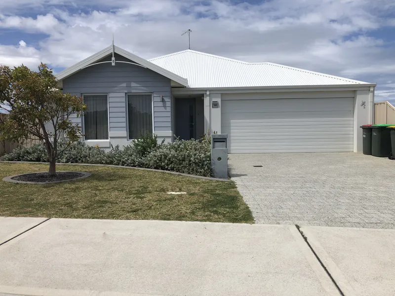 CORNER BLOCK WITH THE PARK ACROSS THE ROAD!