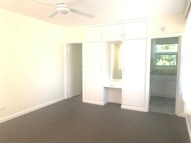 Bright studio, freshly painted & new carpet, 5 MIN WALK TO STATION