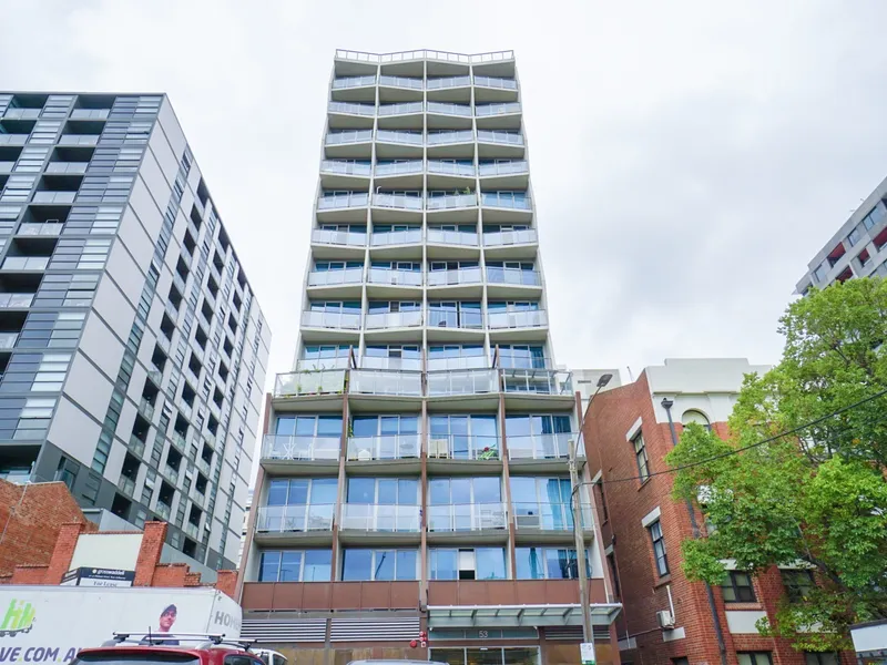 WALKING TO CBD WITHIN FIVE MINUTES!