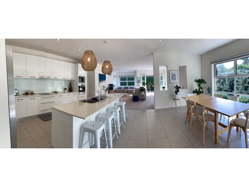 Immaculate modern light filled townhouse In Heart of Somers, ideal short term rental