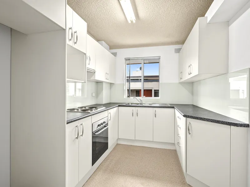 SUN DRENCHED TOP FLOOR APARTMENT