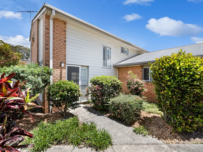 Immaculate 2 Bed + Study Townhouse in Great Location