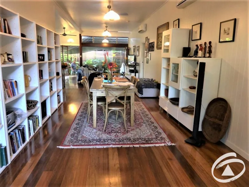 BEAUTIFUL FURNISHED QUEENSLANDER!