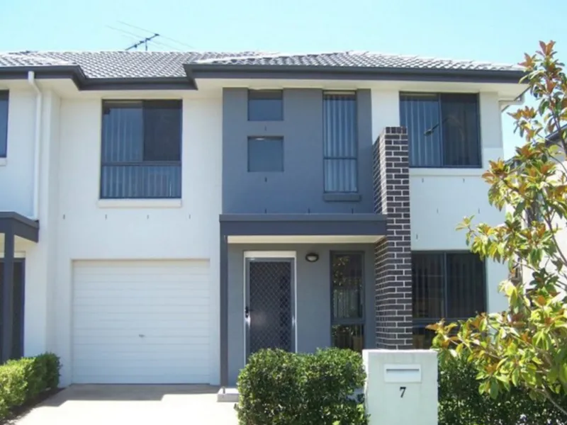 MUST SEE TOWNHOUSE WITH AIR CONDITIONING!