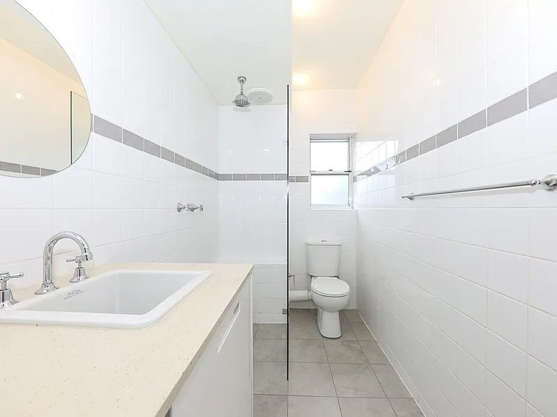 Comfortable, Cool, Convenient 2 Bedroom apartment!