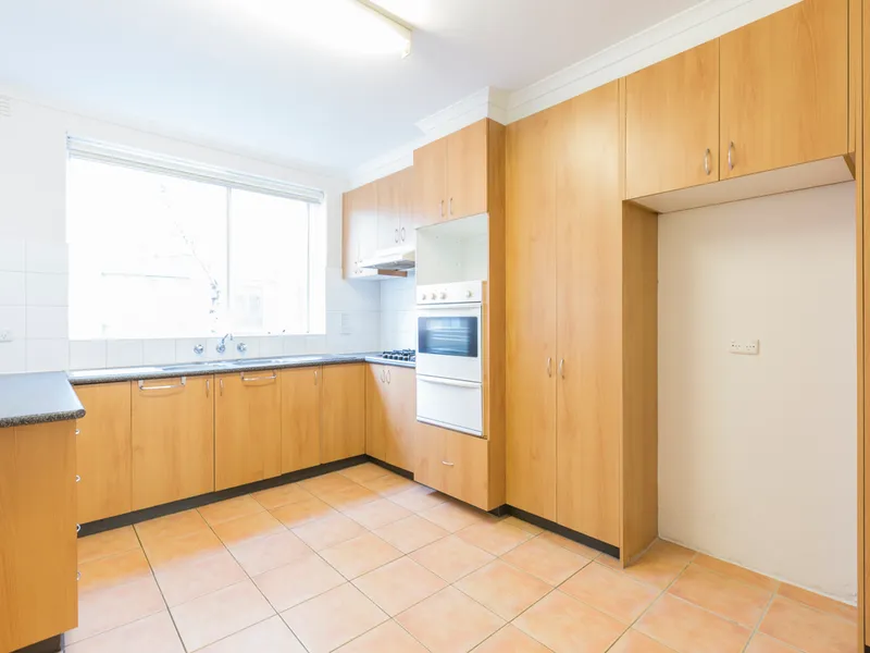 OVERSIZED APARTMENT IN GREAT LOCATION!