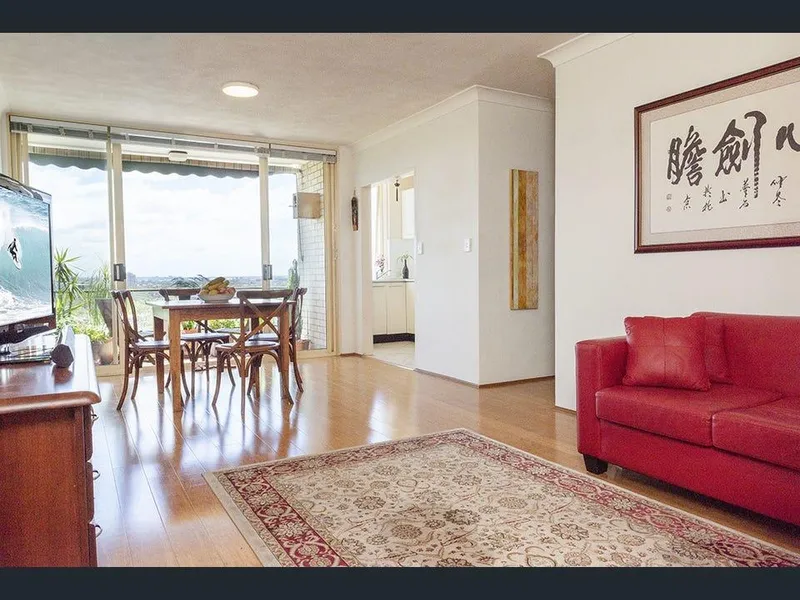 Light filled north facing unit with storage