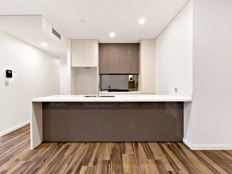 Impressive Ground Floor 3 Beds Apartment In Convenient Inner-City Locale