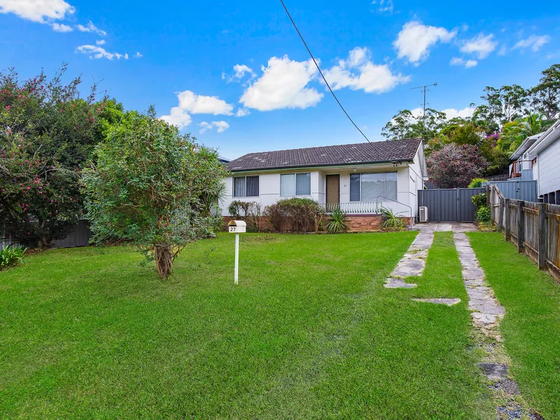 Classic Australian Freestanding First Home Walk To Train Station & Shops.