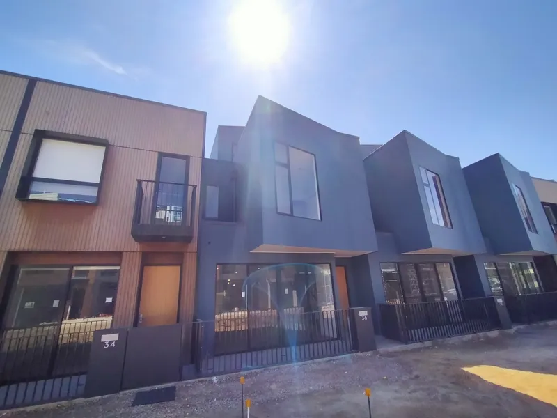 STUNNING 3 BEDROOM  3 STOREY TOWNHOUSE