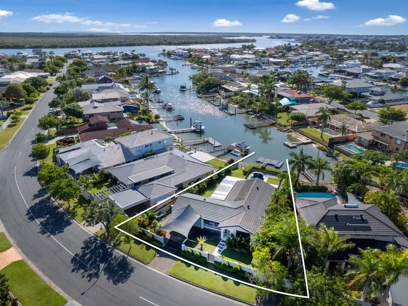 DIRECT ACCESS - 500m TO OPEN WATERWAYS