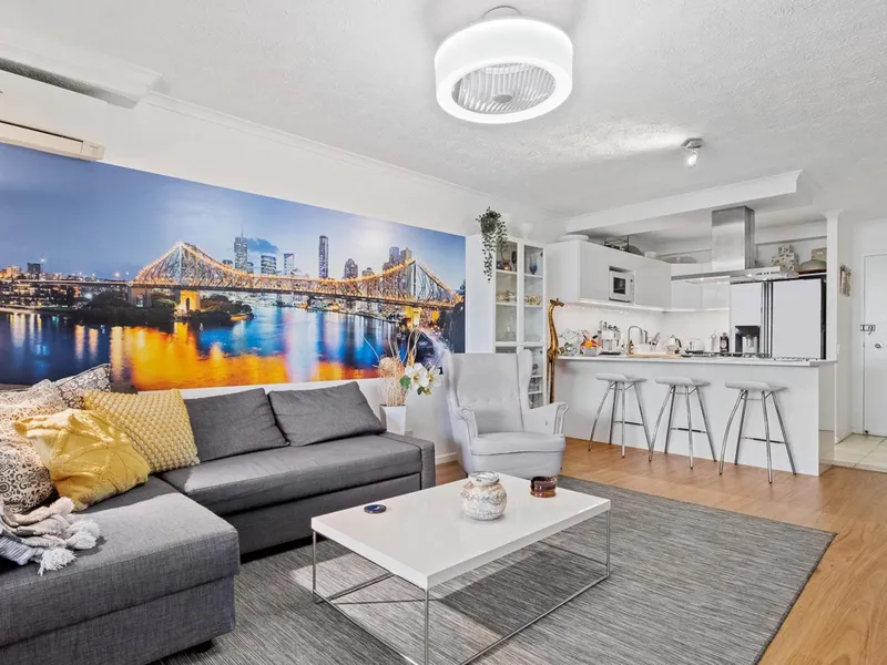 Beautifully Renovated 2brm Apartment with Enclosed Balcony