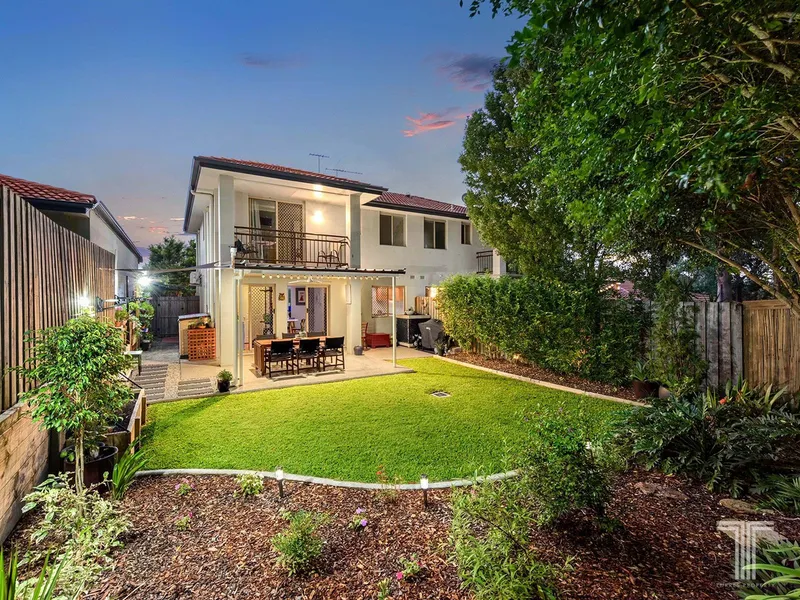 Charming 3 bedroom Town-House with Lots of land