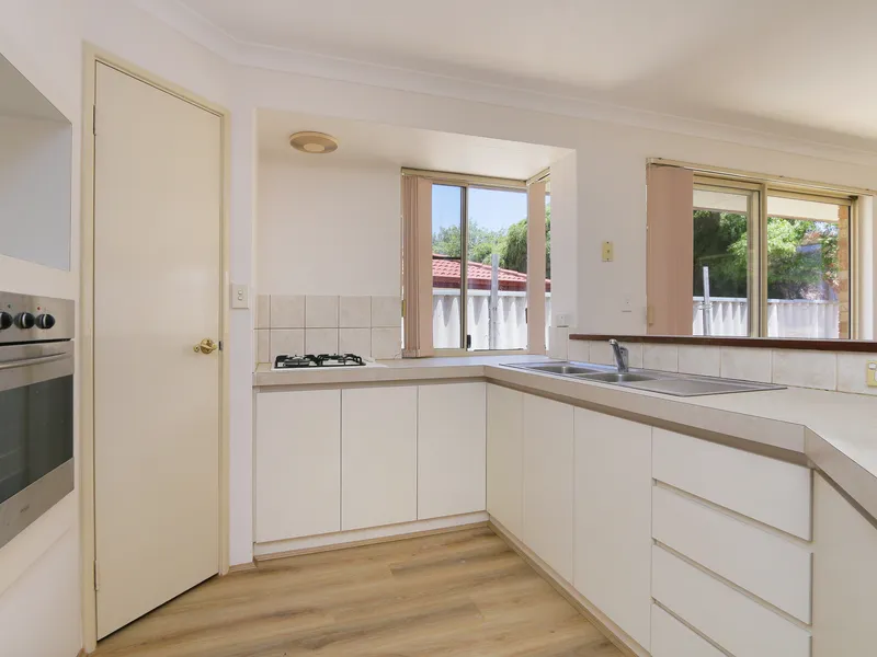 QUIET LOCATION -EASY ACCESS TO TRANSPORT/LOCAL SHOPPING CENTRE