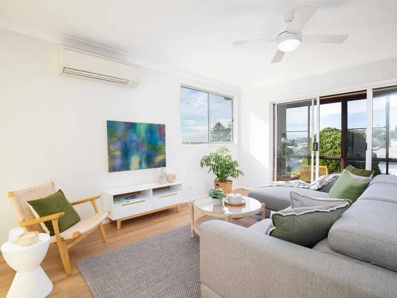 Coastal Living on a quiet street and minutes walk to Dudley Beach