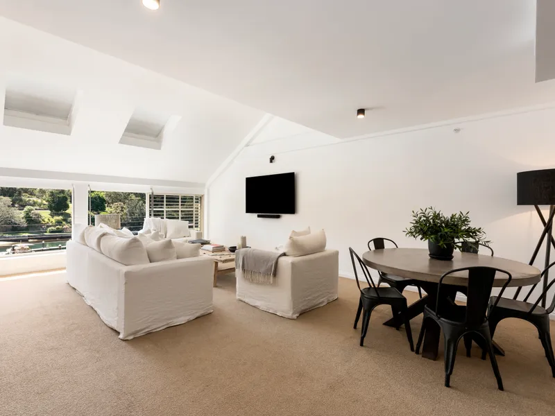 SPACIOUS WATERFRONT LIVING