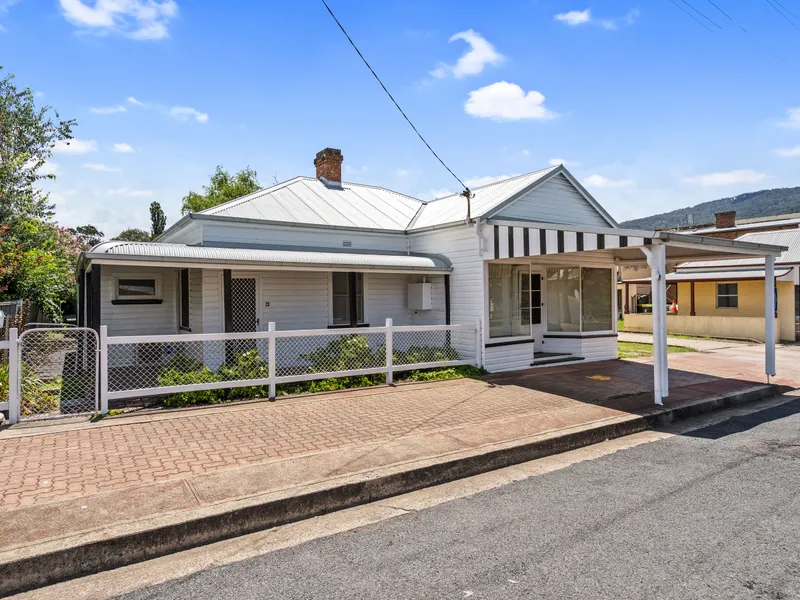 An Exceptional Opportunity to Acquire a Charming Cottage with Commercial Potential