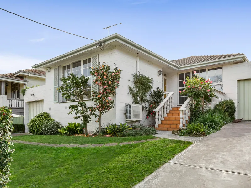 Villa Elegance With Contemporary Style In Tree-lined Location