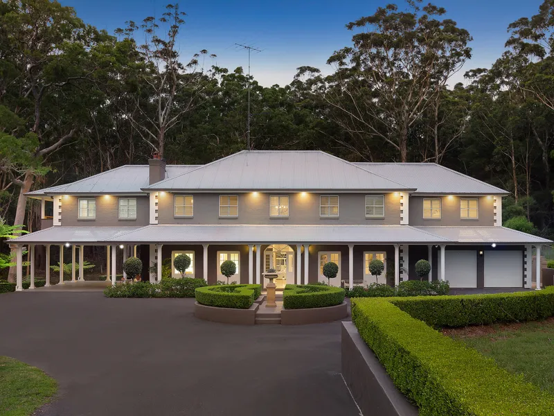 Luxurious acreage lifestyle in blue chip address