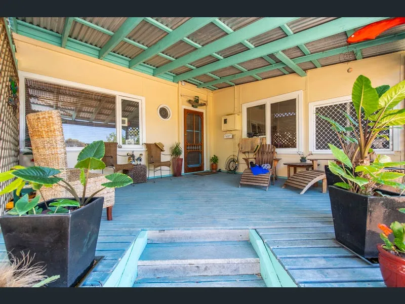 BEACHSIDE COTTAGE ON HUGE BLOCK
