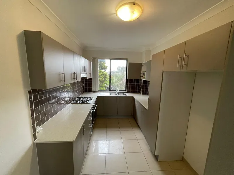 STUNNING LARGE 3 BEDROOM APARTMENT