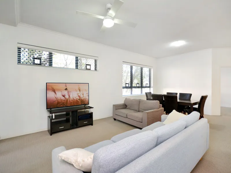 Furnished 3 Beds Apartment With Huge Balcony and Private Courtyard, Walking to Queen St.