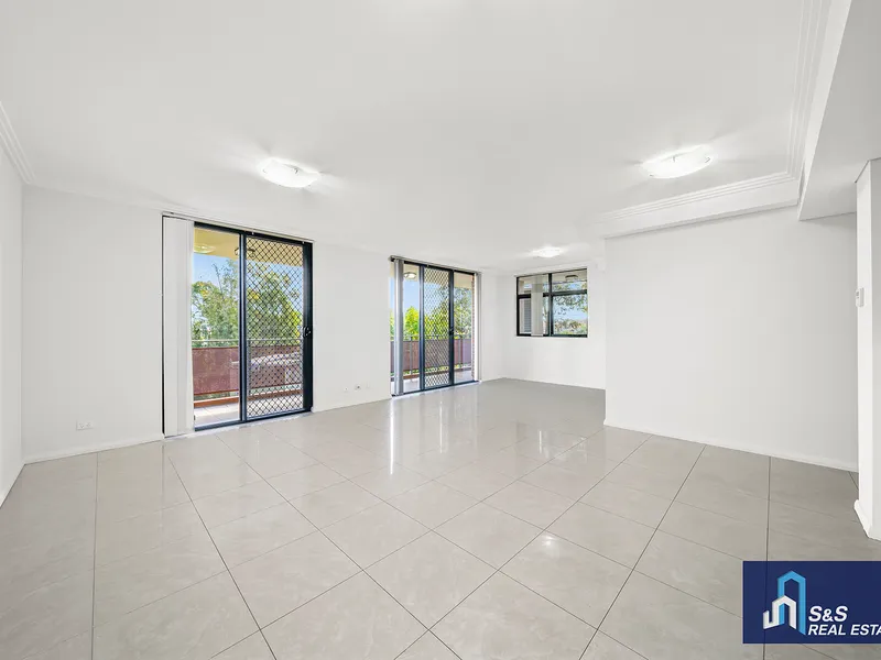 Just renovated, corner side 3 bedrooms Apartment with Panoramic Views